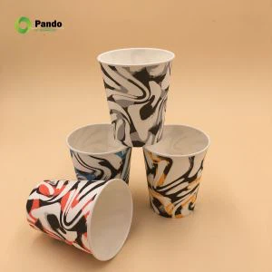 Issiq ichimliklar uchun ko'p rangli savdo chashka